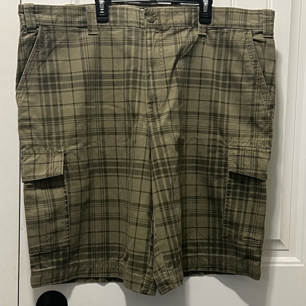 IZOD Plaid Green Cargo Shorts Men’s Size 42